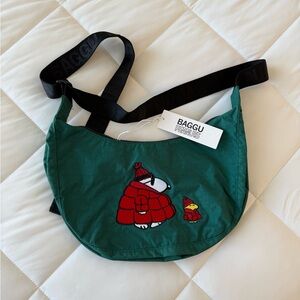 NWT BAGGU Peanuts Puffer Snoopy Medium Crescent